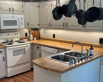 The Hidden Maple - 10 minutes to MSU - Pet & Kid Friendly - Secluded with Pond! - Almo - Kitchen