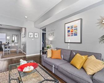 Sleep 5 - Pet & Baby - Laundry - Closer to Hospitals - Indianapolis - Living room