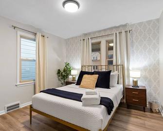 2 BD Home Fast Wi-Fi Wyandotte/Detroit River\n - Wyandotte - Bedroom