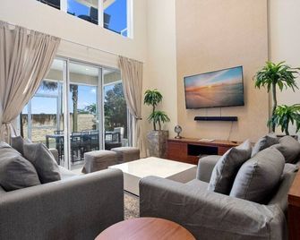 4 Bedroom 45 Bathroom Magic Village 3239 Ba - Orlando - Living room