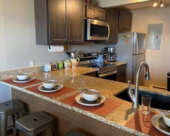 Family friendly with spectacular views just 3min from the hill! - Granby - Kitchen