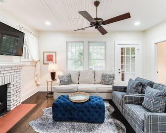 Our Nest at Spiller l Adorable Home near UA - Tuscaloosa - Living room