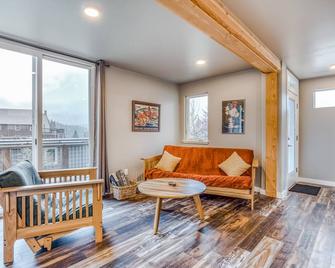 Beautiful storage container home w/ Columbia Gorge views & prime location - Cascade Locks - Living room