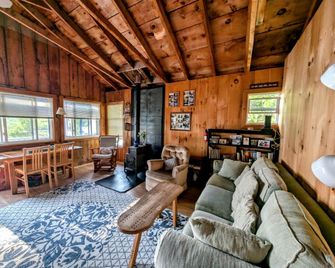 Lake Life Waterfront Cabin New - Franklin - Living room
