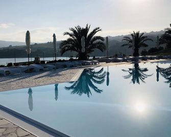 Quadruple Room Delux - Bedroom with lake view - Campolattaro - Piscina