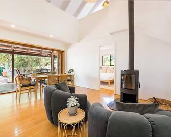 Mika · Cabin with fireplace, walk to the beach - Dunsborough - Pokój dzienny