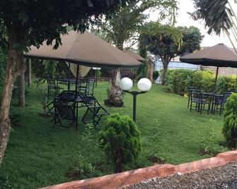 Oriental Palace Hotel - Embu - Patio
