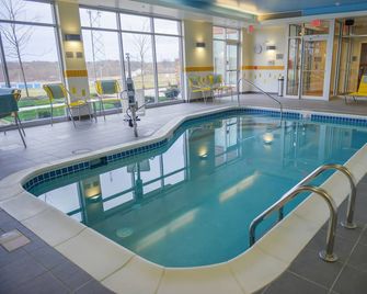 Fairfield Inn & Suites by Marriott Canton South - Canton - Piscina