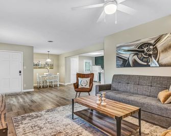 Charming 2/1 Cottage-Style House Near Texas A&M, Recently Updated - Bryan - Living room