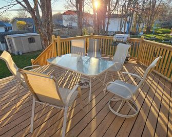 Elegant 3-Bedroom Haven | Private Bath, Private Kitchen & Bbq - Lower Sackville - Balcony