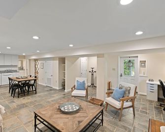 Stonemont Farm Cottage with Hot Tub! in Keswick near Vineyards - Keswick - Living room