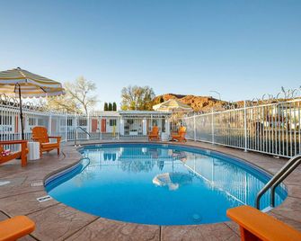 Quail Park Lodge | King and Queen Suite - Kanab - Pool