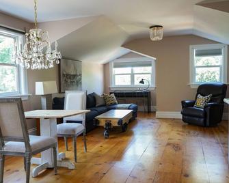 Walk to Downtown or conservation area, 2 Bedroom home . Sleeps 4. Pets welcomed - Orangeville - Living room
