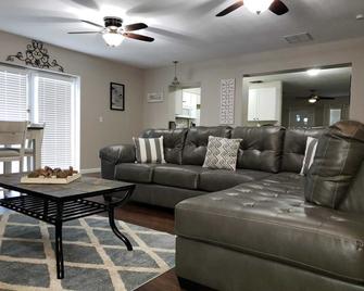 Conveniently Located 10 Minutes From Legoland! - Winter Haven - Living room