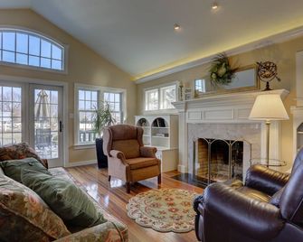 Beautiful 4 Bedroom Home, Minutes to Sight and Sound, middle of Amish Country - Smoketown - Living room