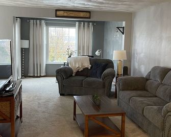 Cozy quiet home near many attractions - Delmont - Living room