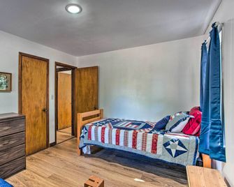 Lovely 'Anna Fink House' w/ Patio & Fire Pit - Atoka