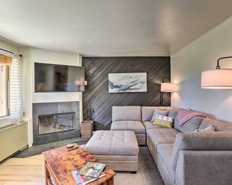 Resort Condo Retreat about 6 Mi to Downtown Bend! - Bend - Living room