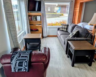 Gordie's Inn & Suites - Alert Bay - Living room