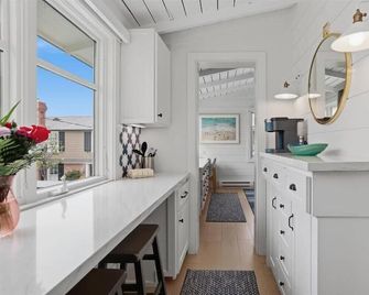 Balboa Island Luxury Penthouse Suite With Bay Views - Newport Beach