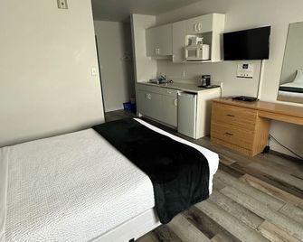 Sleep Suite Motel - Steinbach - Bedroom