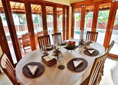 Nautilus Villa is a single floor Private villa traditional Javanese Joglo style - Sira Selatan - Dining room