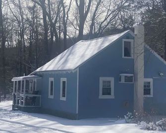 Camelback cottage - on ONE ACRE & near local attractions - Tannersville - Rakennus