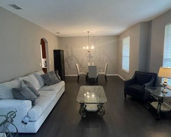 Spacious house in quiet neighborhood near shopping center, Max 4 guests - Orange Park - Living room