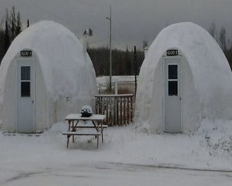 Cozy Vacation Rental for Two in Secluded Lodge in Cochrane, Ontario - Cochrane