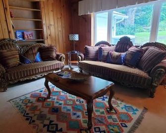 Cozy Getaway in Colborne with great Hiking trails in 95 Acres of land - Colborne - Living room