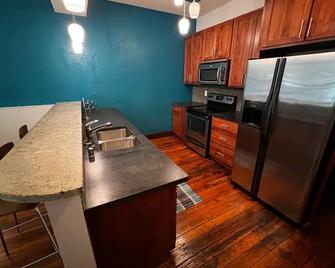 Downtown Paducah Broadway Loft Apartment - Paducah - Kitchen