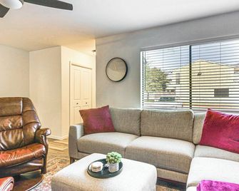 Convenient Bryan Townhome with Patio Less Than 3 Mi to AandM! - Bryan - Living room