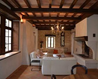 Stone house by the river in an authentic listed village - Montclus - Sala de estar