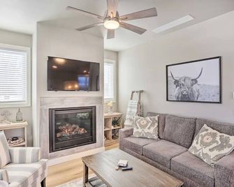 New! Cozy & Modern Spearfish Home Near Downtown! - Spearfish - Huiskamer