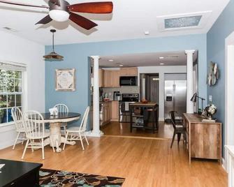 The City Cottage, pet friendly, walk to shops, food & NCSU - 롤리 - 다이닝룸