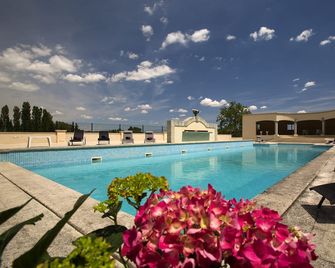 Facing A Green Esplanade, Lardiers Cottage For 5 People - Forcalquier - Piscina