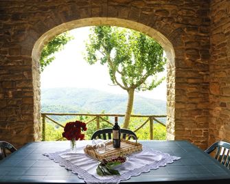 Wonderful private villa for 5 guests with WIFI, A/C, private pool, TV, terrace and pets allowed - Camucia - Balcony