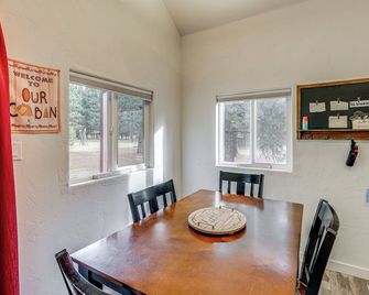 Kalispell Cabin 28 Miles to Glacier National Park! - Kalispell - Dining room