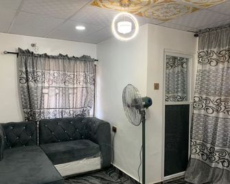 Lagos 1-Bed Apt Sleeps 2 with AirCon & Parking - Lagos - Living room