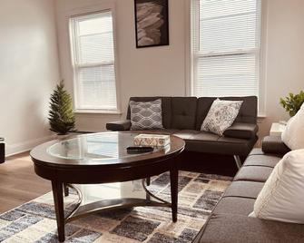 19 Malden 3Br Apt on 2F with WIFi and Free parking with Windows AC - Malden - Sala