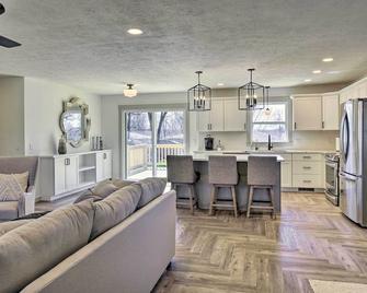 Retreat with Deck about 9 Mi to Downtown Springfield - Ozark - Huiskamer