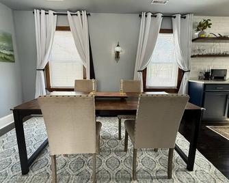 4-bedroom house w/4 Full BTH and Jacuzzi in Prince Frederick - Prince Frederick - Dining room