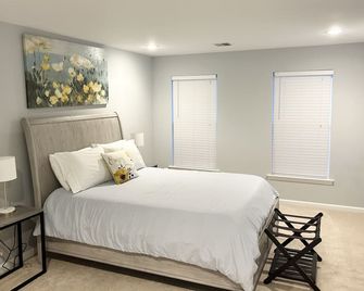 Spacious 5 bedroom home with large deck and hot tub - York - Bedroom