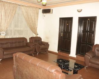 Chisam Suites Annex - Port Harcourt - Obývací pokoj