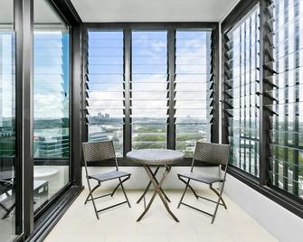 North Ryde Apartment with fabulous city views - North Ryde - Balcony