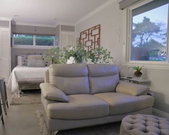 Cottage On The Greens - Stunning Golf Course Views - Poway - Living room