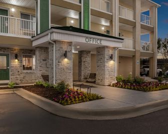 HomeTowne Studios by Red Roof Detroit - Livonia - Livonia - Byggnad