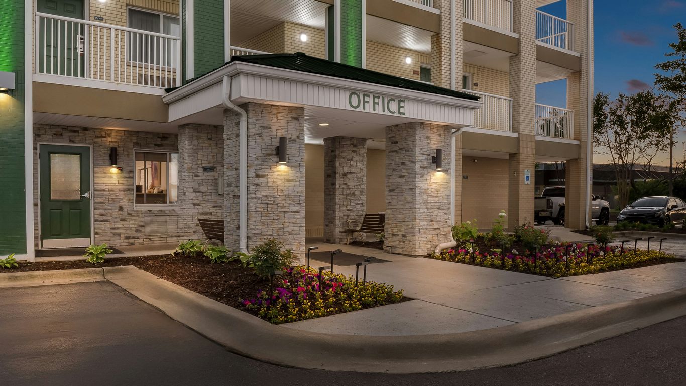 HomeTowne Studios by Red Roof Detroit - Livonia