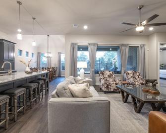 Walk To Stadiums: Game Room Hot Tub Mini Golf 4 Full Bath Prime Location - Arlington - Living room