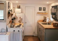 MaineStay Cottage #5 With Fireplace & Fully Stocked Kitchen in Hampden/Bangor - Hampden - Kitchen